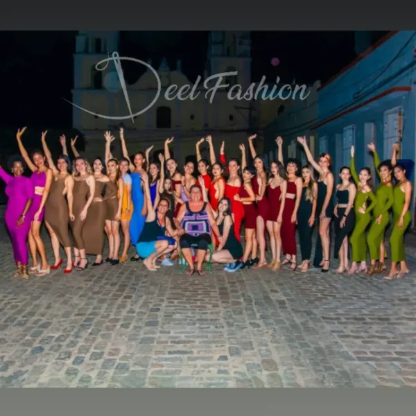 Deel Fashion es una marca dedicada a la confección artesanal y personalizada de ropa para mujeres y niñas, combinando estilo, comodidad y calidad en cada prenda. Nuestro compromiso es ofrecer diseños exclusivos que acompañen a nuestras clientas en su día a día, desde básicos elegantes hasta prendas especiales para ocasiones únicas. Utilizamos materiales cuidadosamente seleccionados, priorizando la durabilidad y el bienestar de quienes visten nuestras creaciones. 
En nuestro taller, creemos que la moda es una forma de expresión y nos esforzamos en hacer que cada clienta se sienta única y segura con nuestras propuestas.
La gestión de pedidos y entregas se realizan a través de las redes sociales, fundamentalmente por Whatsapp.