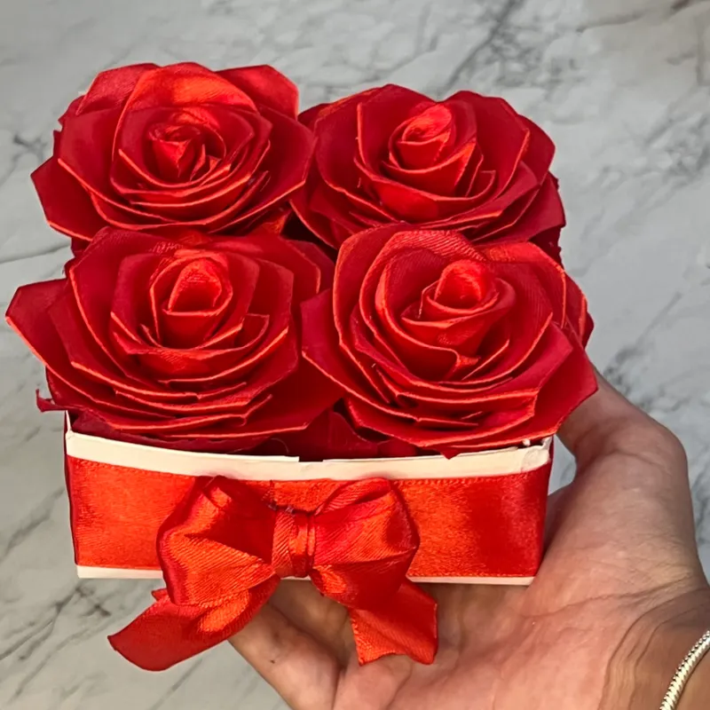Cajita de 4 rosas rojas 🌹 