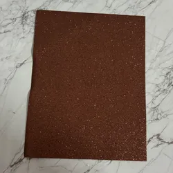 Carmelita oscuro con brillo