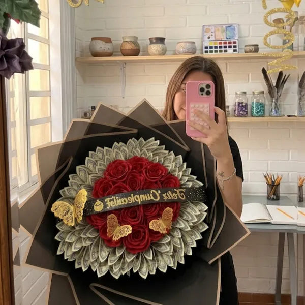 Bienvenido a Deily’s Craft 💜
Nos dedicamos a crear flores eternas, ramos y detalles artesanales hechos a mano con amor y dedicación.
Cada arreglo es único, personalizable según tus gustos y ocasiones especiales, desde un detalle romántico hasta regalos que sorprenden y emocionan.
✨ Regala momentos que duran para siempre ✨