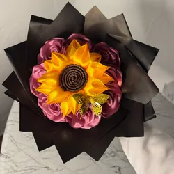 Un sol entre rosas 🌻🌹