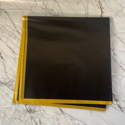 Negro con bordes dorados 