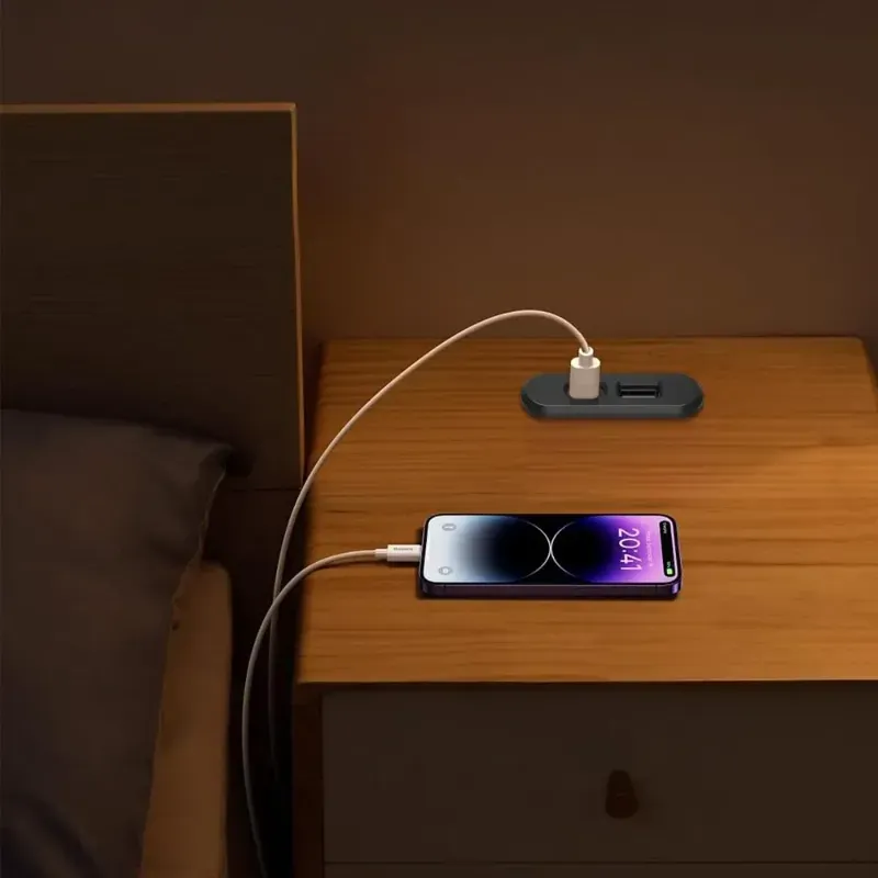 adaptador de corriente USB-C para escritorio permite cargar dos dispositivos simultáneamente.