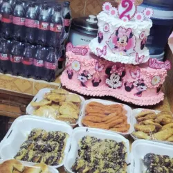 Combo para 50 personas con cajas de refresco y ensalada incluida