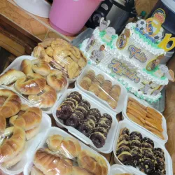 Combo para 50 personas con cake de 3 tortas