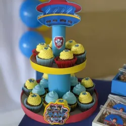 Portacupcake de 2 pisos con 12 cupcakes tematicos