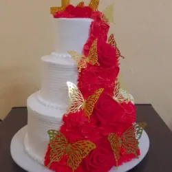 Pastel tres pisos blanco y rojo