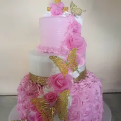 Pastel tres pisos rosa y blanco