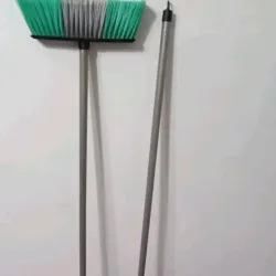 Escobas con palo de madera