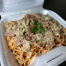 Espaguetis beicon español y queso parmesano 