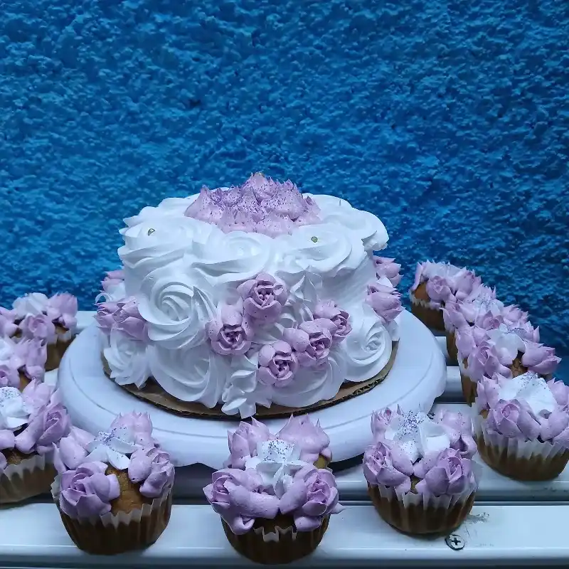 Cake con 10 cupcakes 