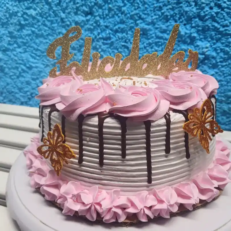 Cake relleno con crema de mantequilla o crema de sorbeto