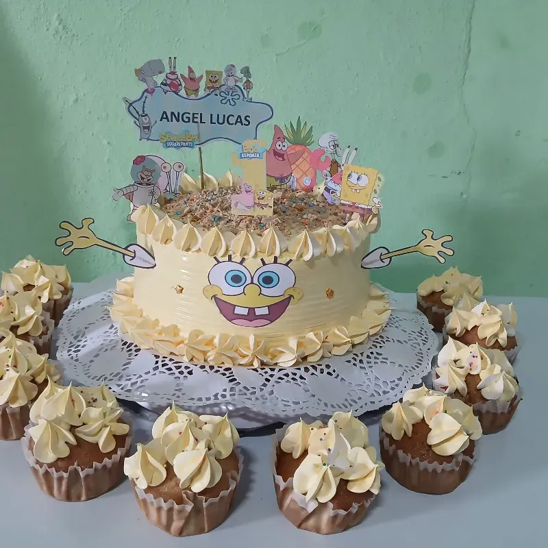 Cake tematico con 10 cupcakes 