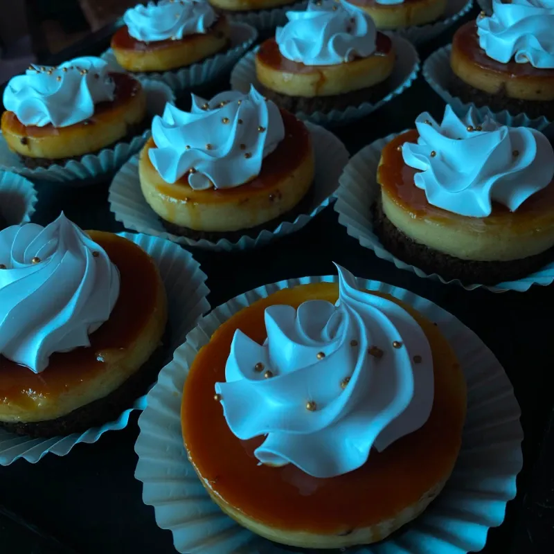 12 Mini Chocoflanes de corazón o redondo