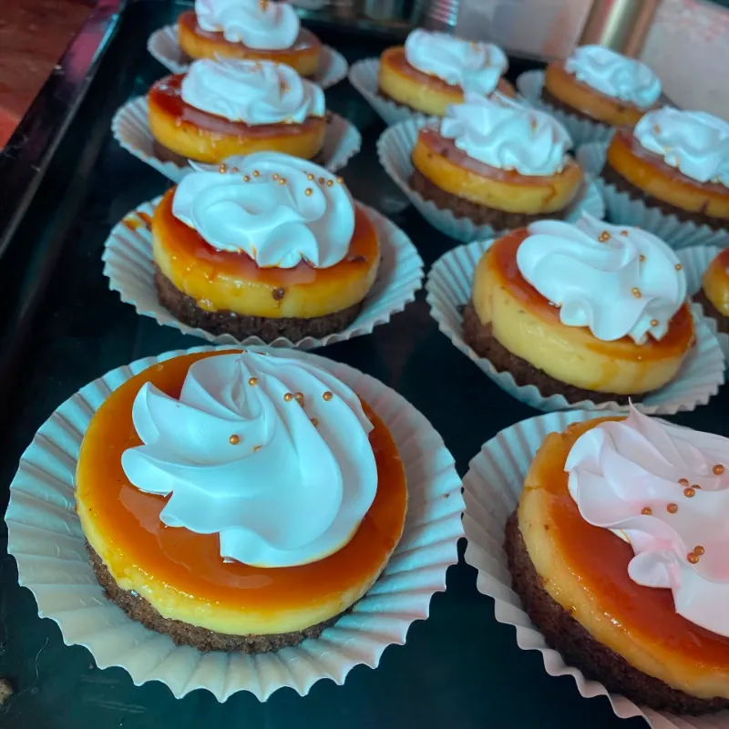 12 Mini Chocoflanes de corazón o redondo