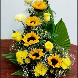 Arreglo con rosas en esponjas y girasoles importados