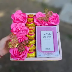 Caja con rosas, bombones y perfume de madera