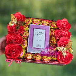 Caja con Rosas, Perfume y Bombones