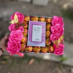 Caja con Rosas, Perfume y Bombones