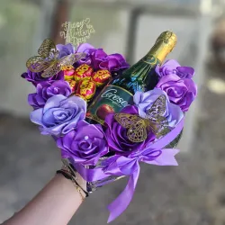 Caja con Sidra , Rosas y bombones