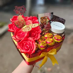 Caja de corazón con Rosas eternas y nutela con variadas confituras 
