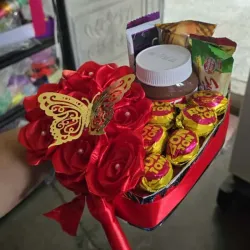 Caja de corazón con Rosas eternas y nutela con variadas confituras 