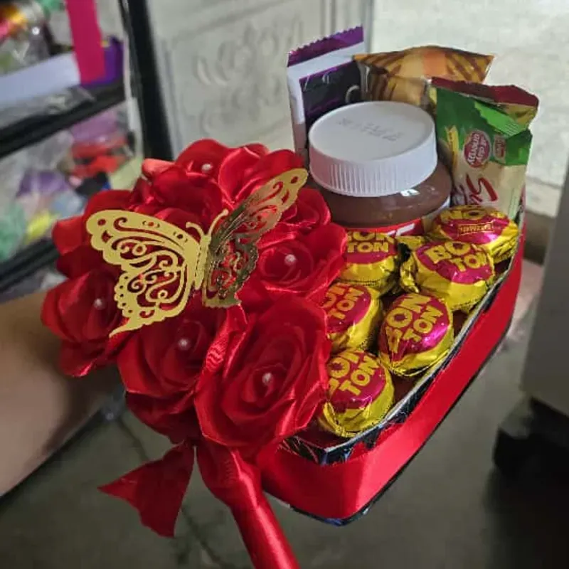 Caja de corazón con Rosas eternas y nutela con variadas confituras 