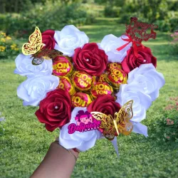 Caja en forma de Corazón con rosas  bombones