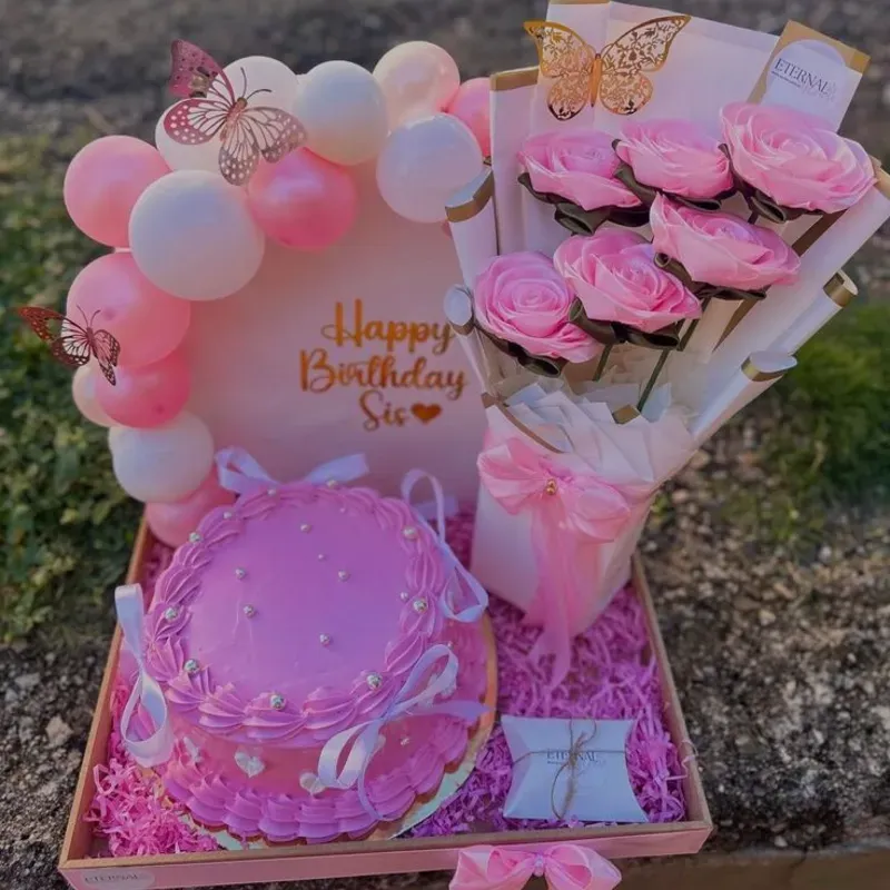 Cajita con mini cake y ramo 💐