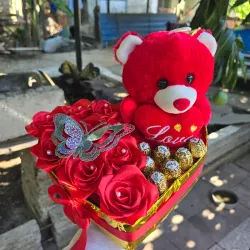 Cajita con peluche y bombones roja 