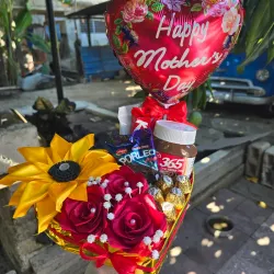 Cajita con rosas eternas, girasol , nutella y bombones 
