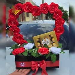 Cajita con Rosas Eternas y Bombones Ferrero Rocher