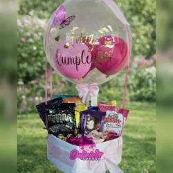Cajita con Rosas , Globos , Panqusitos y Bombones 