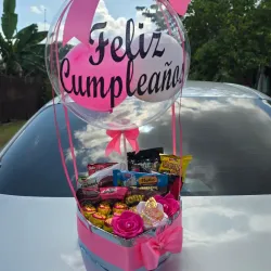 Cajita con Rosas , Globos , Panqusitos y Bombones 