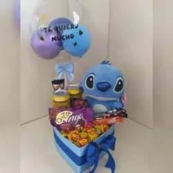 Cajita con stich, bombones , malta y confituras 