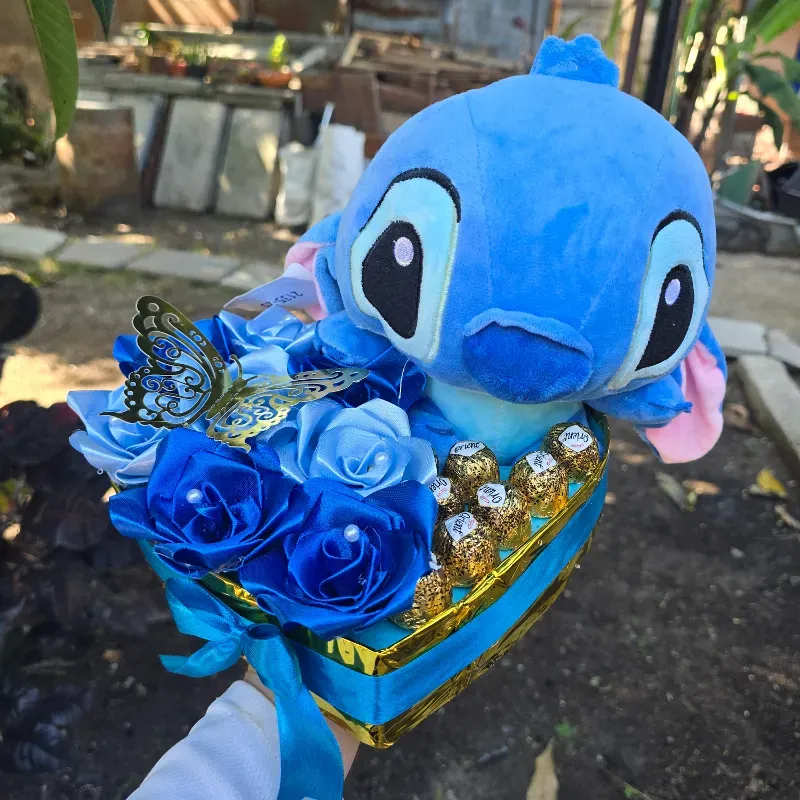 Cajita con Stich, rosas eternas y bombones 