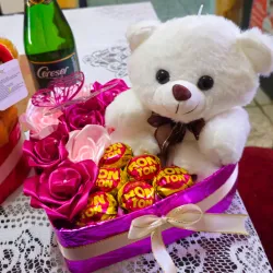 Cajita de 🩷 con Peluche y bombones