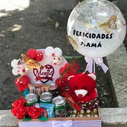 Cajita de madera con peluche, cervezas, bombones y confituras 