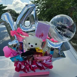 Cajita de regalo con peluche chiquito, globos y confituras 