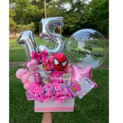 Cajita de regalo con peluche chiquito, globos y confituras 