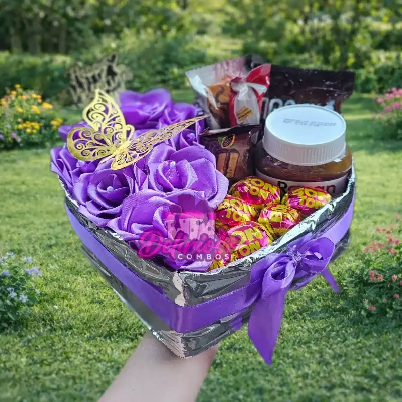 Cajita de Rosas con bombones, nutela y variedad de confituras