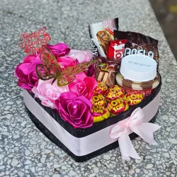 Cajita de Rosas con bombones, nutela y variedad de confituras