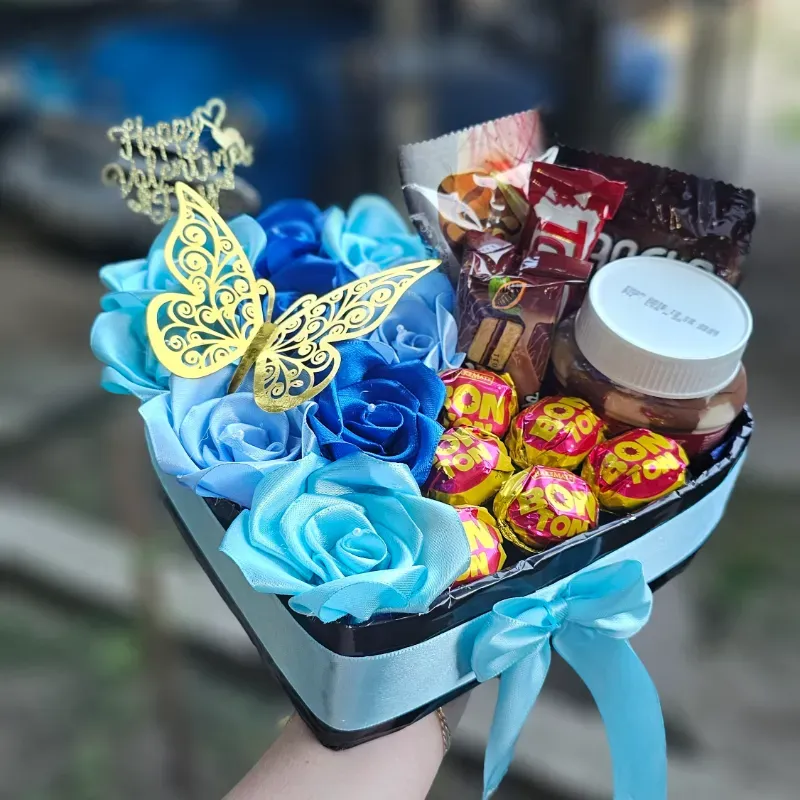 Cajita de Rosas con bombones, nutela y variedad de confituras