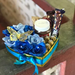 Cajita de rosas eternas con nutela y bombones 