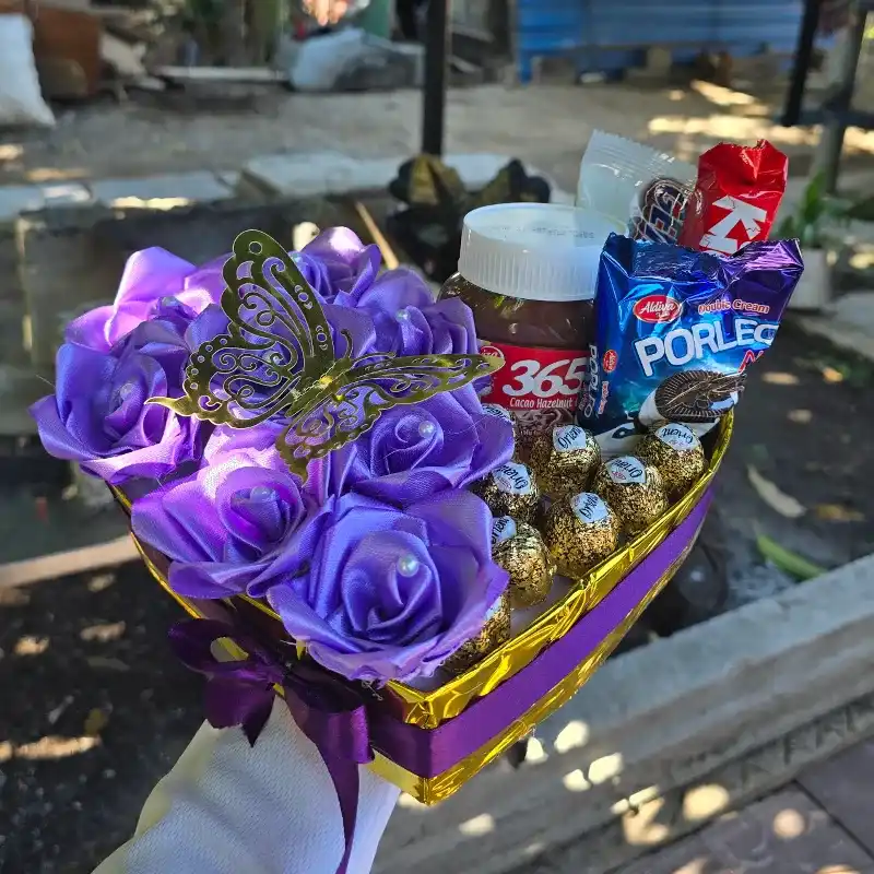 Cajita de rosas eternas con nutela y bombones 