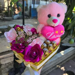 Cajita de rosas eternas, peluche y bombones 🧸
