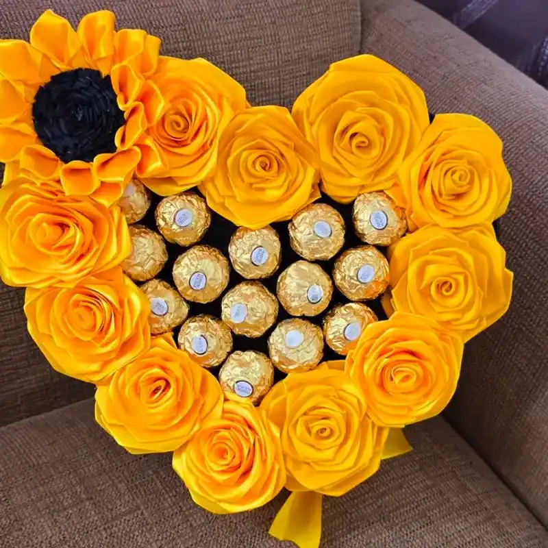 Cajita de Rosas eternas y Bombones 