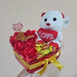 Cajita de rosas, peluche y bombones