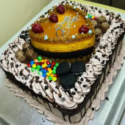 Cake Mediano Cuadrado+ chocolates+ Mini Chocoflan