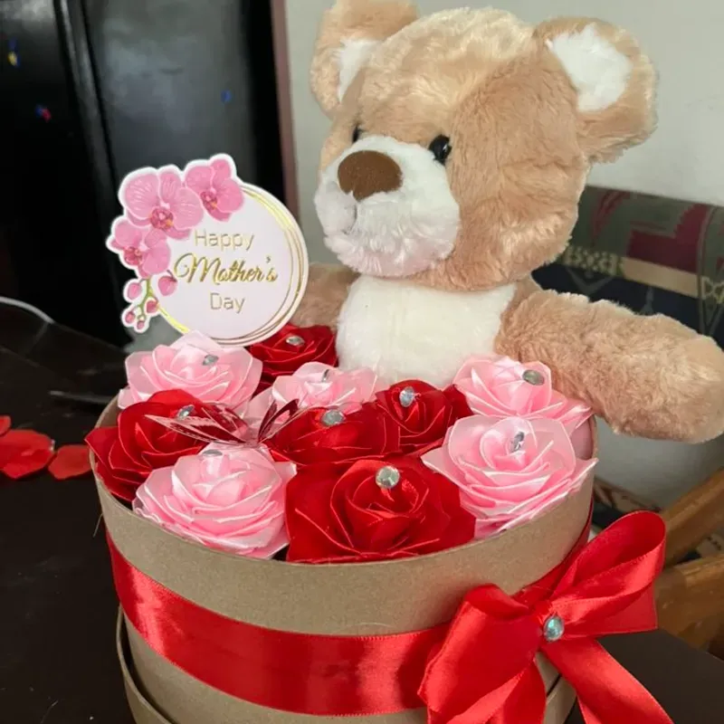 Cesta de rosas eternas con peluche